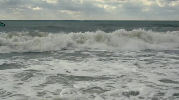 Surfez dans une mer orageuse près du rivage 