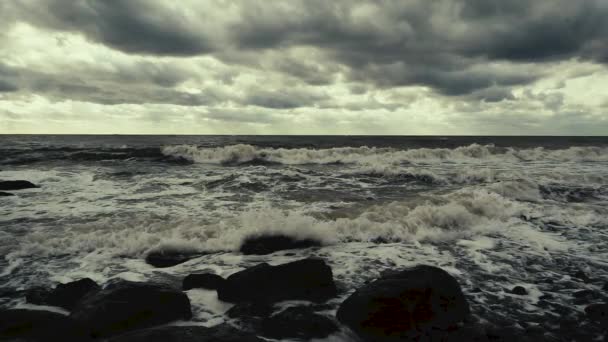 Mer grise orageuse au mouvement lent avec vagues — Video