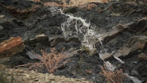 El resorte de la roca se derrama en cámara lenta — Vídeos de Stock