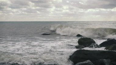 Yavaş hareket güneş Bulutların arasından sorunlu denize yolunda yapar