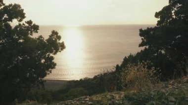 Dağ manzarası deniz ve gün batımı arka plan üzerinde
