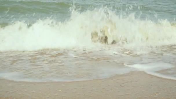 Olas en la orilla del mar de arena — Vídeo de stock