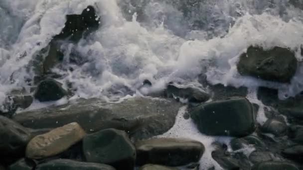 Schuim en bubbels van de Golf op de stenen slow motion — Stockvideo