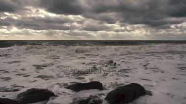 Dalgalar fırtına sonra denizde