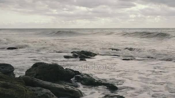 暴风雨后在石岸上波浪 — 图库视频影像