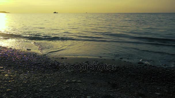 夕阳映在海中, 鹅卵石缓缓运动 — 图库视频影像