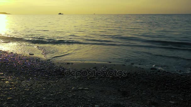 Η δύση του ήλιου αντανακλάται στη θάλασσα και βότσαλα αργή κίνηση — Αρχείο Βίντεο