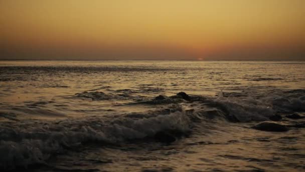 Lente mer mo avec de petites vagues au soleil couchant — Video