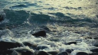 Yavaş dalgalar kıyıya buzlu kırmak