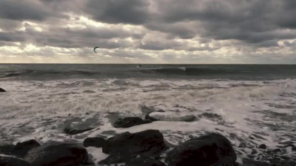 폭풍우 치는 바다에서 파도에 Kitesurfer — 비디오