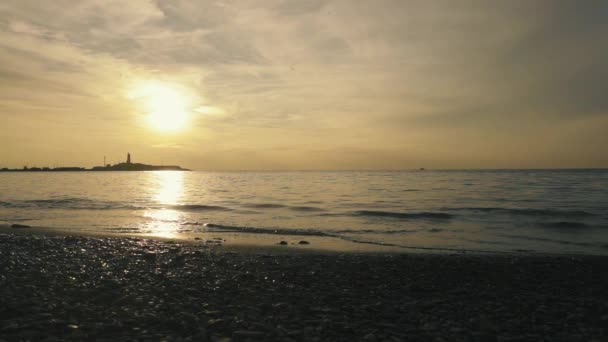 Lent mo mer calme au soleil couchant à l'horizon — Video