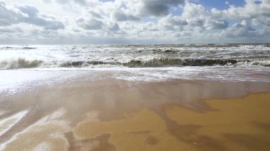 Yavaş kum plajındaki güzel güneşli fırtına