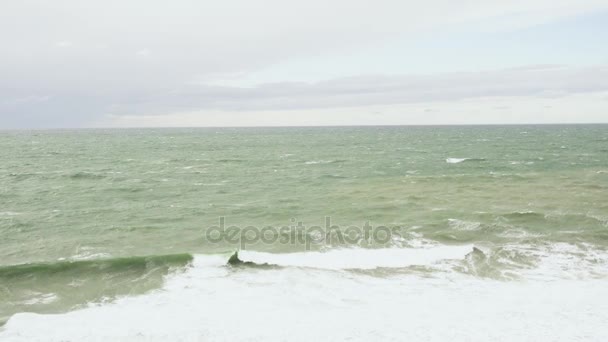 从高处陷入困境的海中的泡沫波 — 图库视频影像