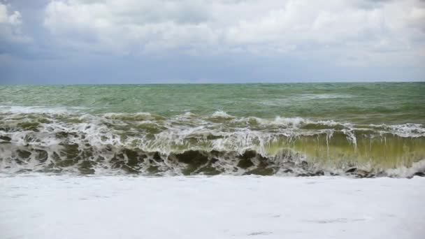 Een enorme golf rolt over een kiezel strand langzame mo — Stockvideo