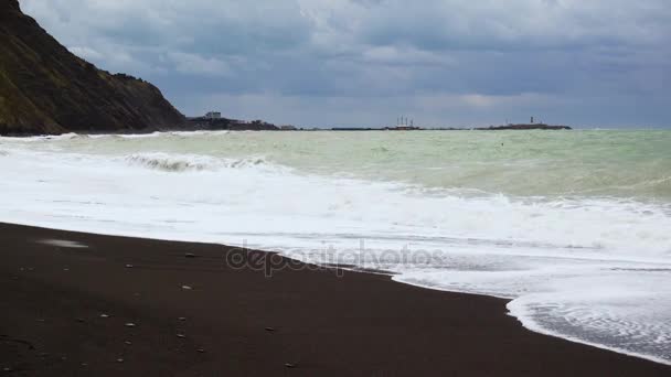 Czarny gruby piasek na brzegu morza burzliwy mountain — Wideo stockowe