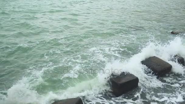 Lento mo la ola rompe contra las piedras del rompeolas — Vídeo de stock