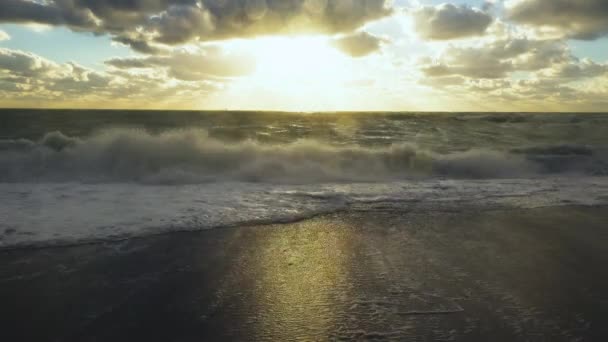 Vlny valí a údery proti oblázková pláž — Stock video