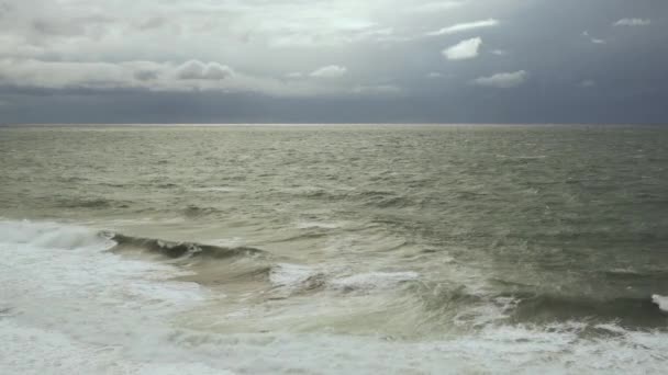 Сіре небо з білими хмарами і післявоєнним морем — стокове відео