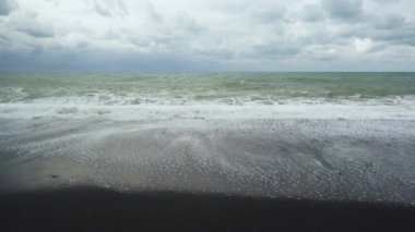 Dalga slaytları başka bir dalga karşılamak için denize geri