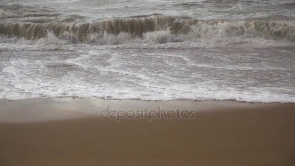 Lento mo uma onda de tempestade rola sobre uma praia de areia — Vídeo de Stock