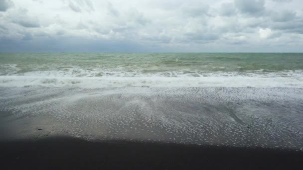 De Golf dia's terug in de zee om te voldoen aan een nieuwe golf — Stockvideo