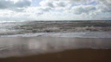 Fırtına dalgaları kara bir bulut yavaş mo gölgesinde dönüyor