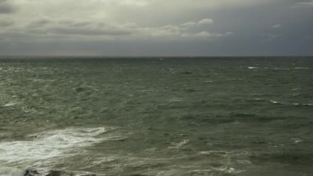 Mar turbulento con un oleaje en la superficie — Vídeos de Stock