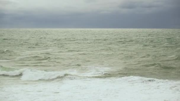 Mar se hincha en la superficie del agua con olas — Vídeos de Stock