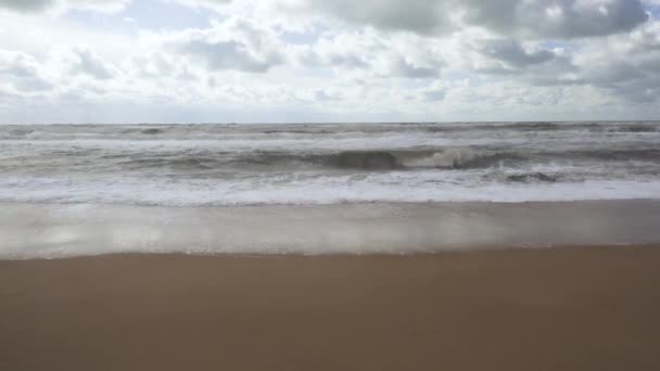 Přívalové vlny na pobřeží ve stínu mrak — Stock video