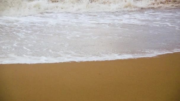 Lambat gerak pantai berpasir dengan gelombang bergulir — Stok Video