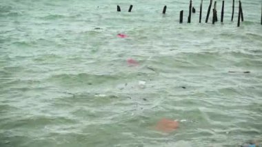 Deniz suyu pier yakınındaki çöpte enkaz