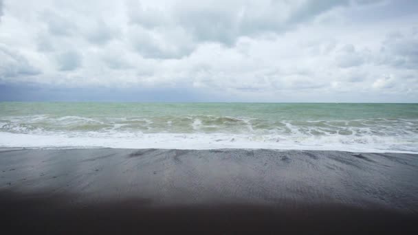 Довга хвиля рухається до берега повільно мо — стокове відео