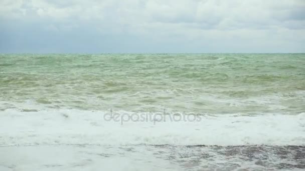 Mer troublée avec des ondulations à la surface 