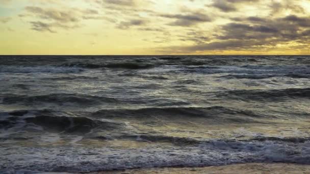 Bela tempestade ao pôr do sol na noite slow mo — Vídeo de Stock