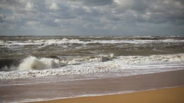 Deniz altında bir bulutlu gökyüzü ağır çekim fırtınası