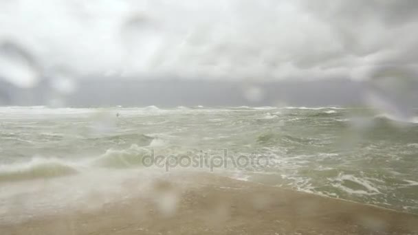 透过湿玻璃看暴风雨的大海 — 图库视频影像