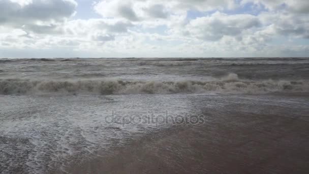 Lento mo la ola de tormenta sale de la orilla — Vídeo de stock