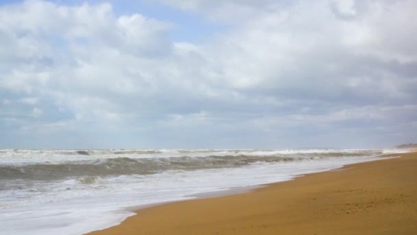 En storm på sandstranden under molnen — Stockvideo