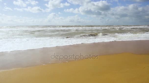 Pequeñas olas de tormenta en una orilla arenosa — Vídeos de Stock