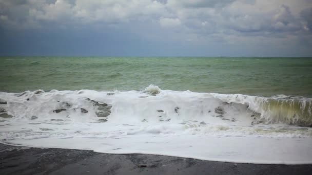 Slow motion een grote schuimend Golf krullen over de kust — Stockvideo
