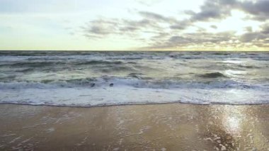 Dalgalar aç ve kıyıya çalıştırın