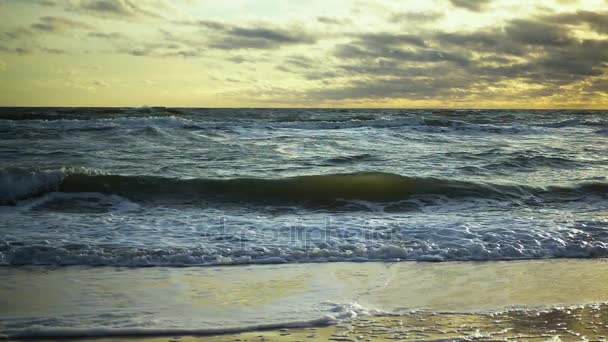 Slow mo das Meer nach einem Sturm bei Sonnenuntergang — Stockvideo