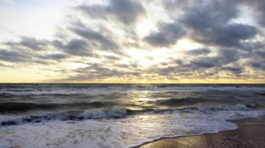 Uzun iyi dalgalar kıyıya rulo