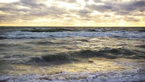 La luz del sol a través de las nubes ilumina el mar — Vídeos de Stock