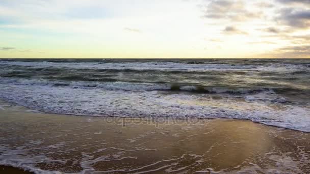 Pequeñas olas rodan sobre la arena — Vídeos de Stock