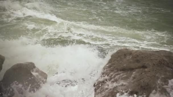 Vinden stänkte linsen med en spray från wave slow motion — Stockvideo