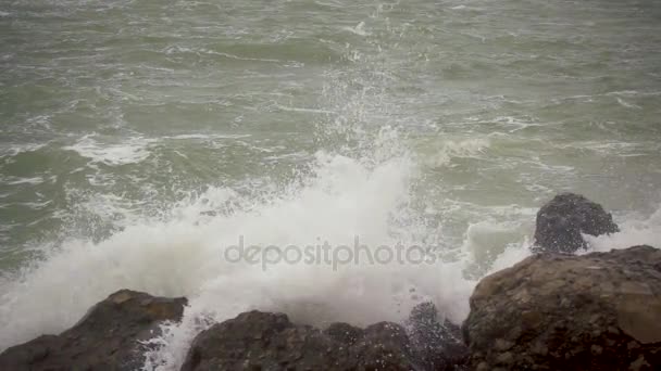 Movimento lento grandes salpicos da onda quebrada — Vídeo de Stock