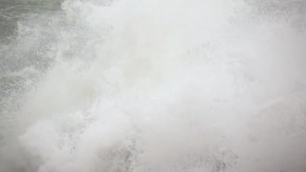 Boulders sur le rivage briser les vagues ralentir mo 