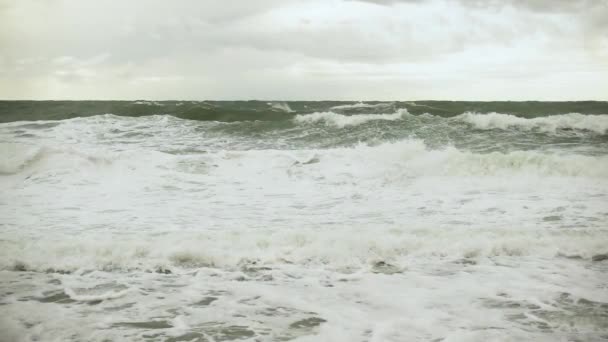 泡沫波浪在岸上和风暴慢行动 — 图库视频影像