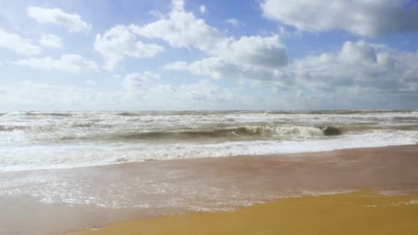 Nuvens brancas em um céu azul e uma tempestade — Vídeo de Stock